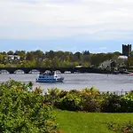 The Lakeside & Leisure Centre Hotel