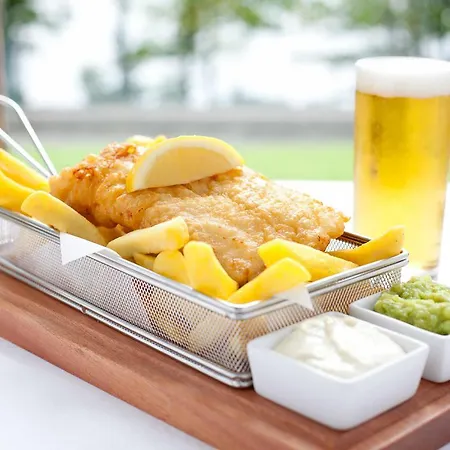 Hotel The Lakeside & Leisure Centre 4*