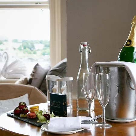 The Lakeside & Leisure Centre 4*