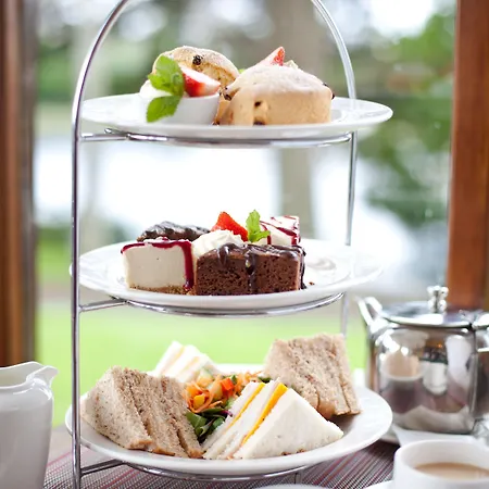 The Lakeside & Leisure Centre Hotel 4*