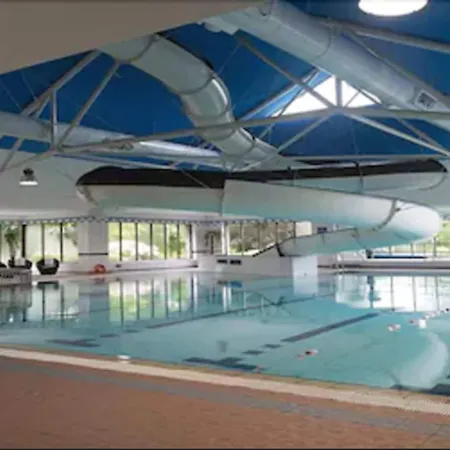 The Lakeside & Leisure Centre ホテル