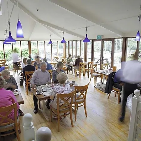 ホテル The Lakeside & Leisure Centre 4*