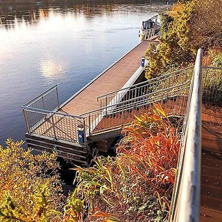 The Lakeside & Leisure Centre Hotel