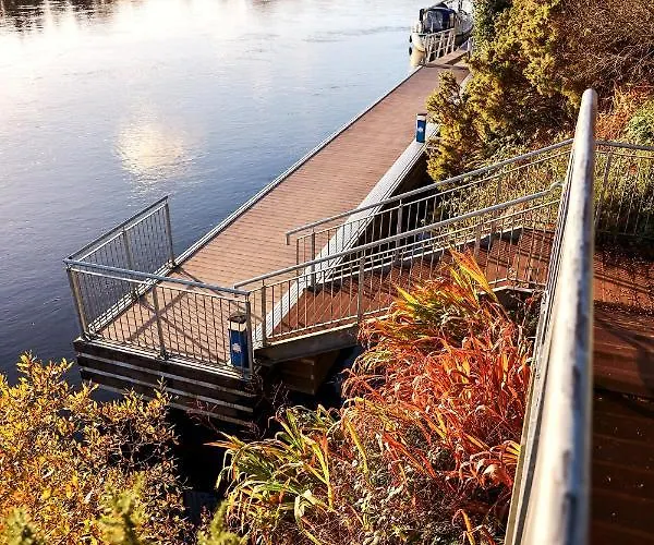 The Lakeside & Leisure Centre