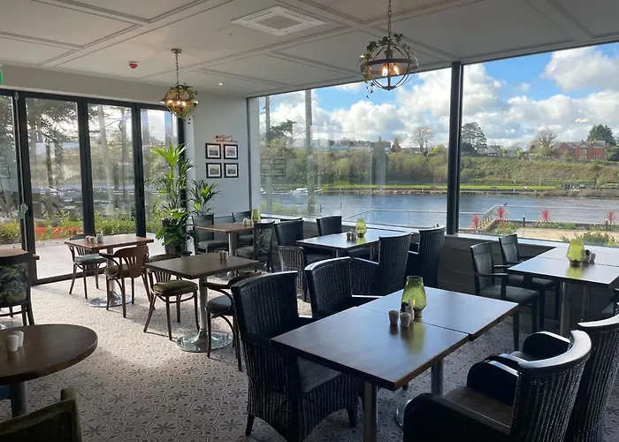 The Lakeside & Leisure Centre 4*