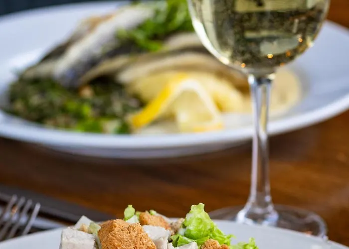 The Lakeside & Leisure Centre Hotel 4*