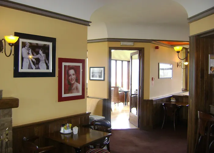 The Lakeside & Leisure Centre 호텔 4*