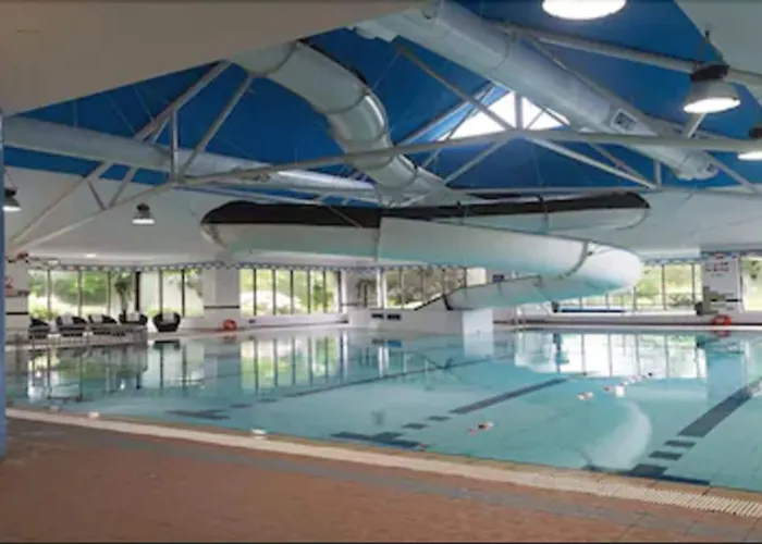 The Lakeside & Leisure Centre 호텔