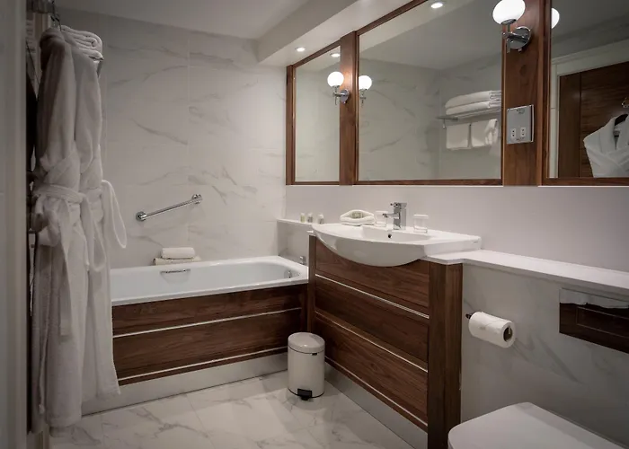 The Lakeside & Leisure Centre 호텔