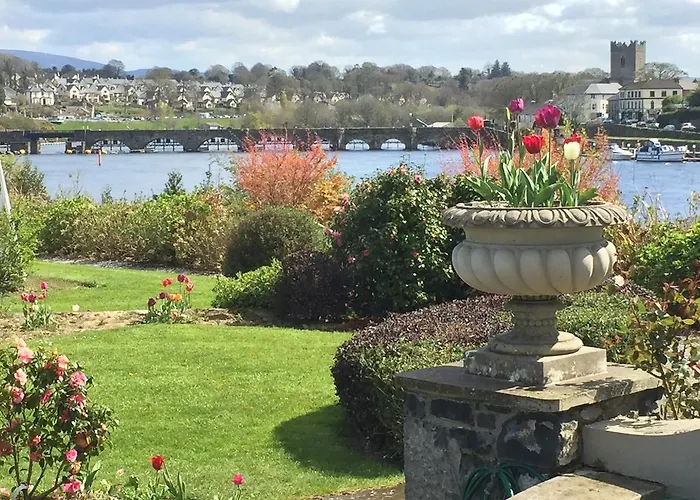 The Lakeside & Leisure Centre 호텔 킬랄로