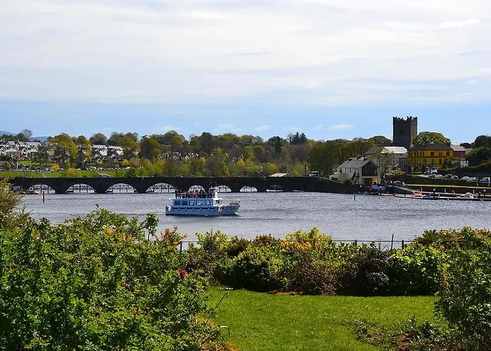The Lakeside & Leisure Centre Hotel
