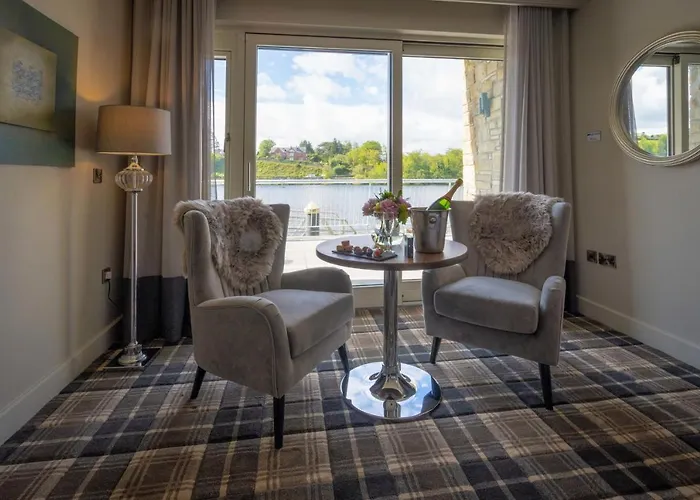 The Lakeside & Leisure Centre 호텔 4*